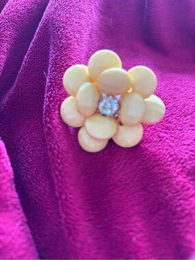 Vintage Yellow Floral Cluster Ring with Rhinestone Sz 5.75 Resin Band 5mm-2mm
